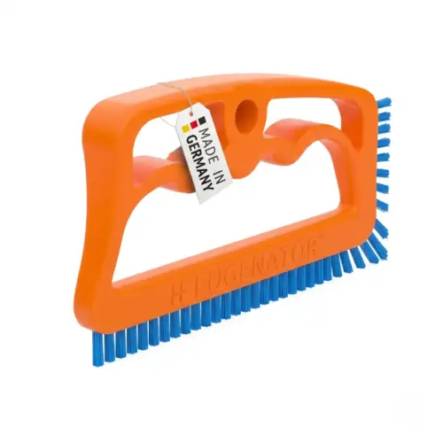 Fuginator-Classic-orange Die Fugenbürste Fuginator ist, in der Variante classic, ein oranger Griff mit blauen Borsten. Die Borsten sind auch an einer senkrechten Seite angebracht.