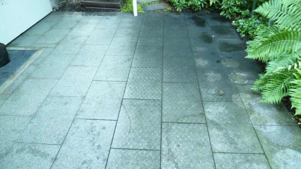 Terrasse mit verschmutzten Granitplatten