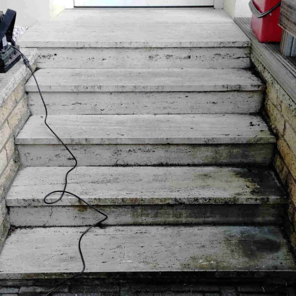 Travertin Treppe Algenbelag
