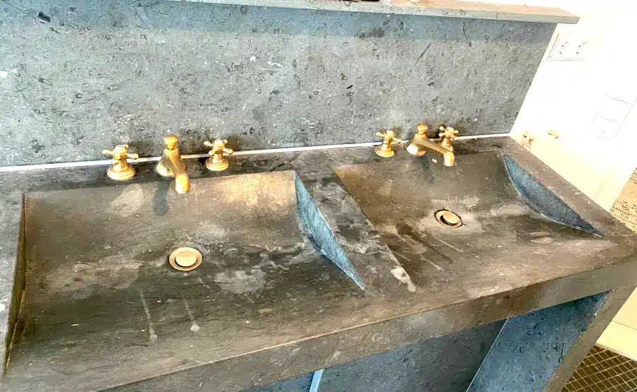 Anröchter Stein - Waschbecken mit saurem Sanitärreiniger verätzt