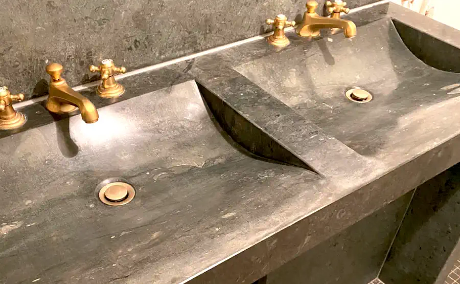 Anröchter Stein - verätztes Waschbecken mit SteinDino Handschleifschwämmen geschliffen