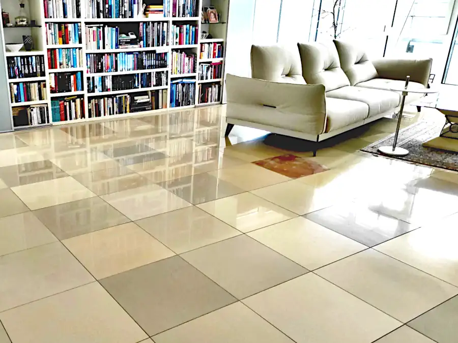 Heike reinigt ihren polierten Solnhofener mit SteinDino®