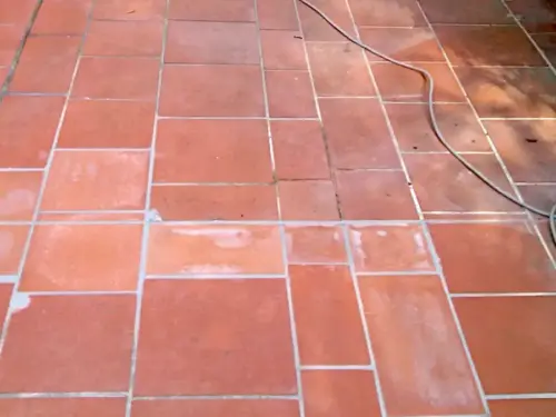 Terracotta Außenbereich Grundreinigung vorher