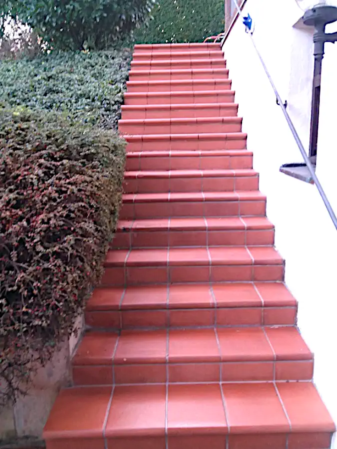 Terracotta Außenbereich Grundreinigung nachher - Treppe