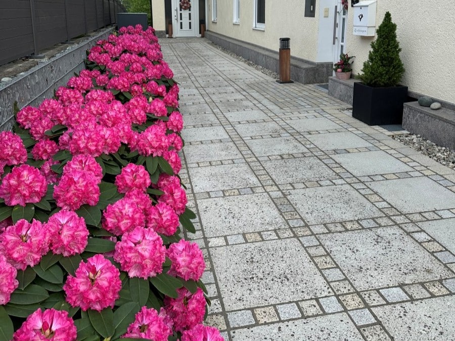 Gartenweg-aus-Granit-alt