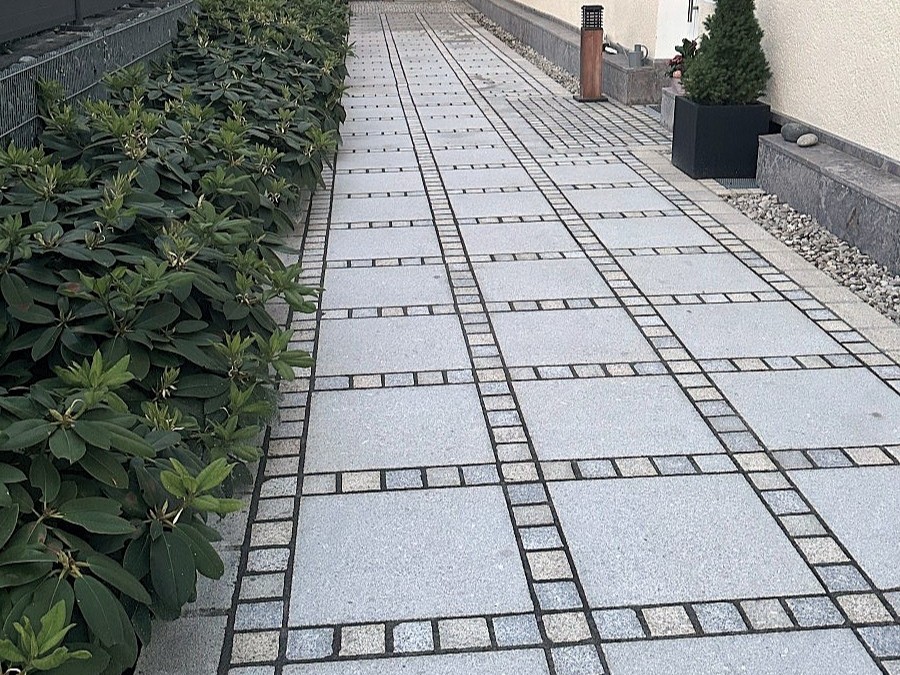 Gartenweg-aus-Granit-saniert