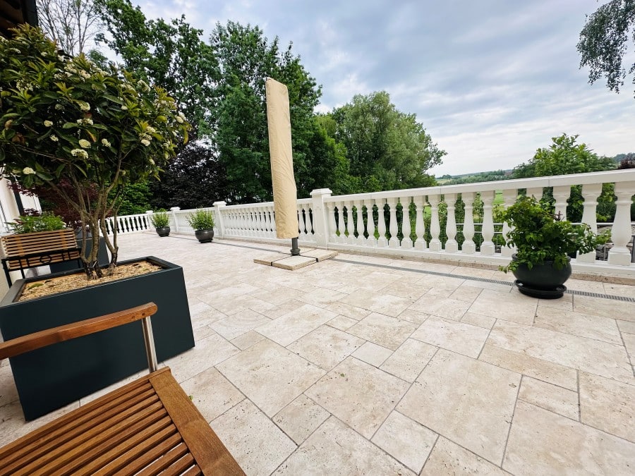 Travertin-Terrasse-saniert