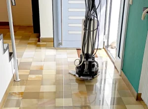 Elisabeth reinigt ihren polierten Solnhofener mit SteinDino®